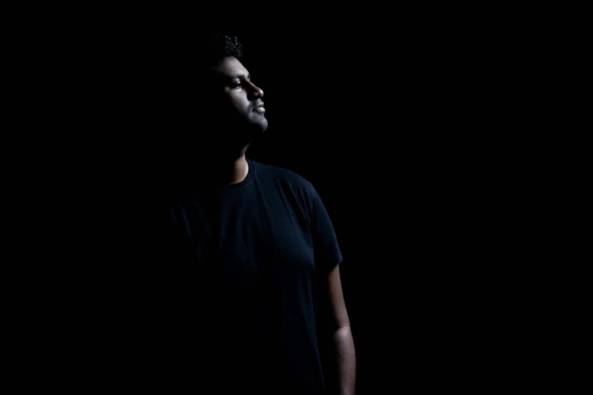 Hello ! je suis <strong>Josué Hosteing</strong>, un Community manager et monteur vidéo créatif basé à la Réunion.